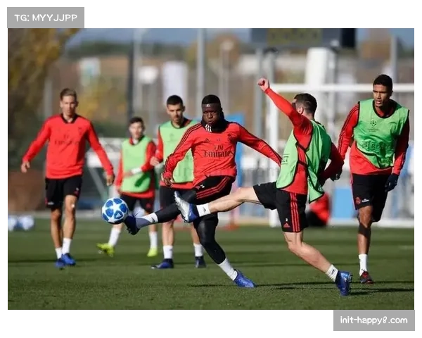 马德里丰收广场搭建巨型屏幕，数千球迷聚集观看争冠关键战